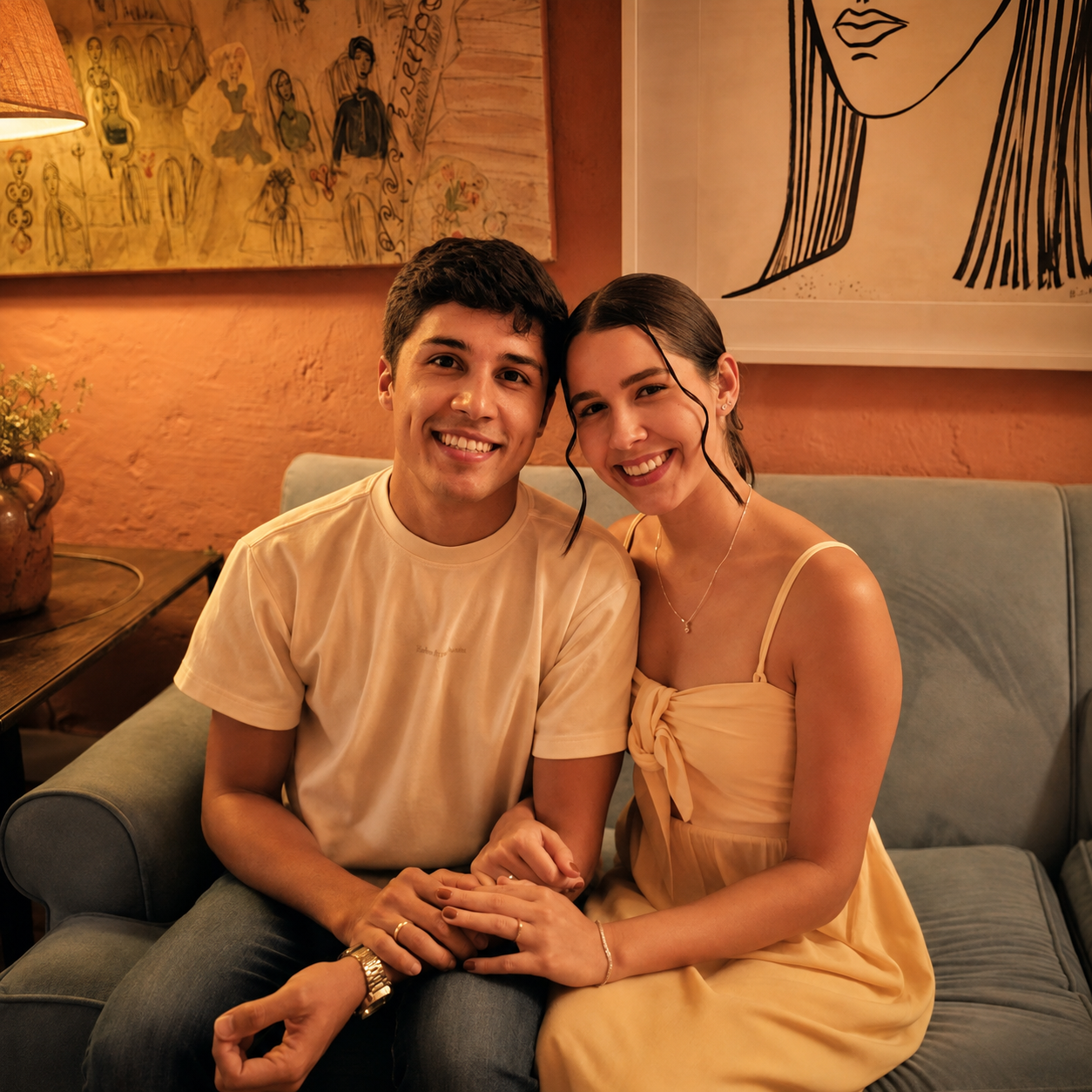 O casal sentado lado a lado em um restaurante aconchegante